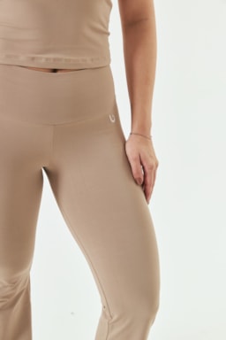 Ver foto 5 de 6 — CALÇA FLARE BASICA