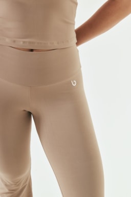 Ver foto 3 de 6 — CALÇA FLARE BASICA