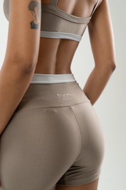 Ver foto 5 de 6 — SHORT FITNESS MARRONE